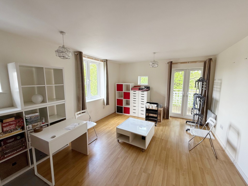 Lot: 55 - FLAT FOR INVESTMENT OR OCCUPATION - Living room with doors to balcony